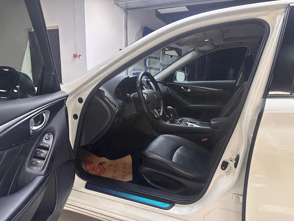 Infiniti Q50L 2015 2.0T Comfort