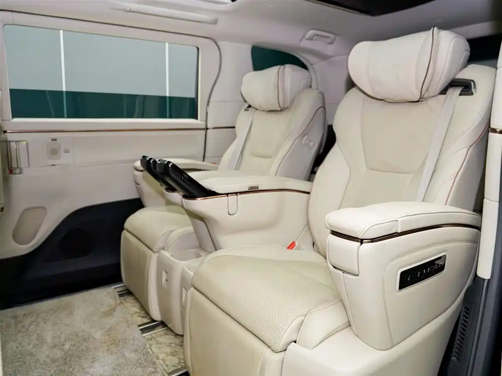 Lexus LM 2023 500h мест