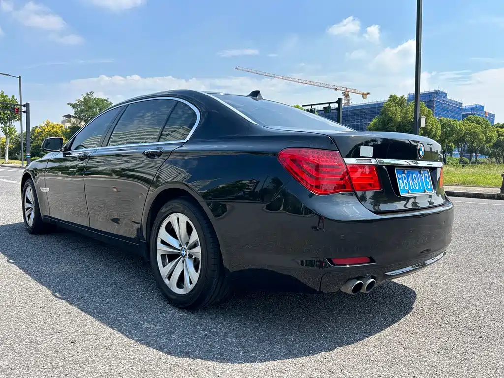BMW 7 Series — миниатюра 5