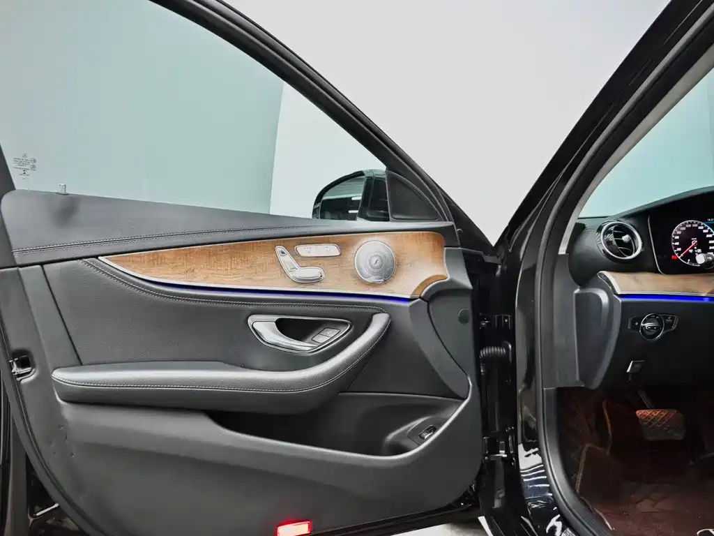 Mercedes-Benz E-Class — миниатюра 19