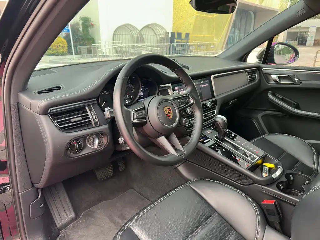 PORSCHE MACAN