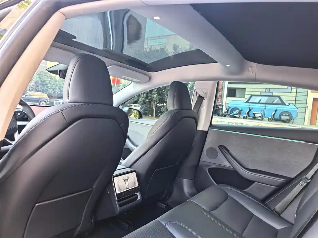 Tesla Model 3 — миниатюра 12