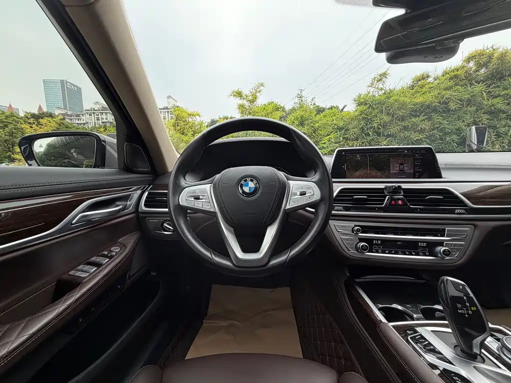 BMW 7 Series — миниатюра 27