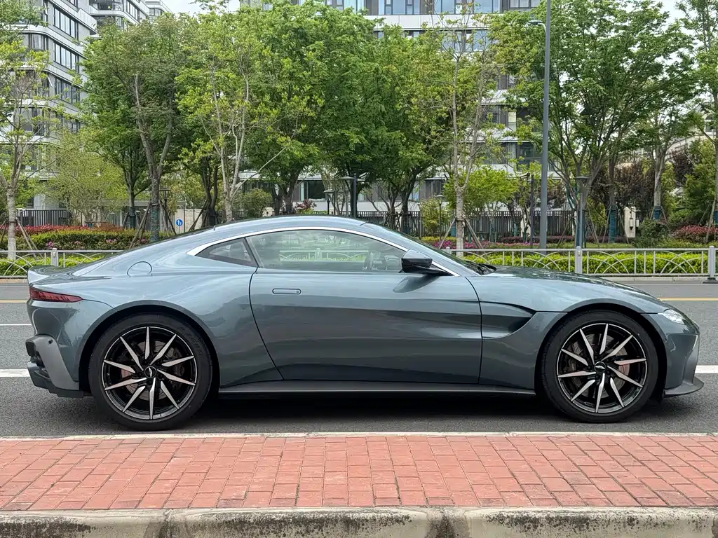 Aston Martin V8 Vantage 2018 4.0T V8 Coupe