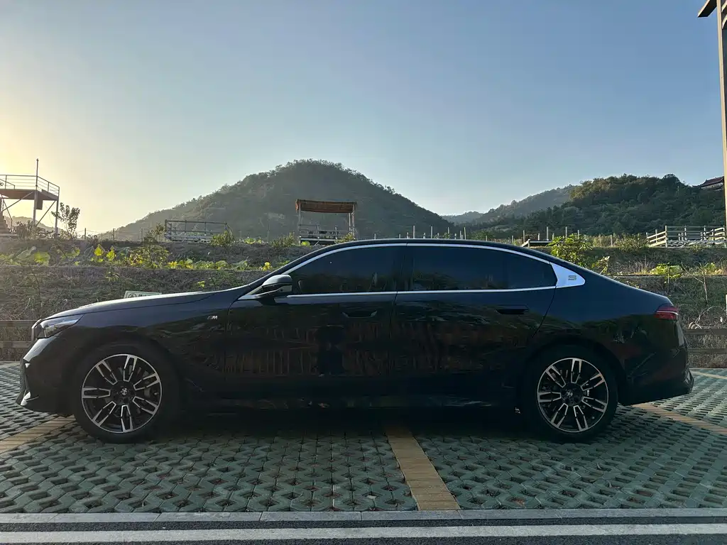 BMW 5 Series — миниатюра 4