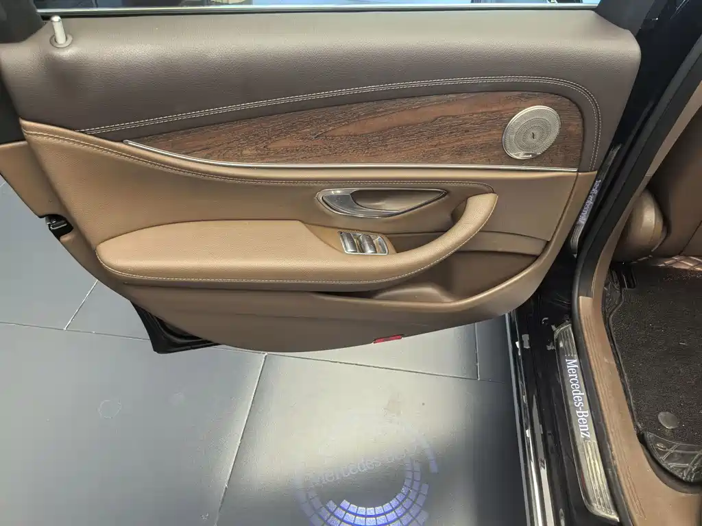 Mercedes-Benz E-Class — миниатюра 9