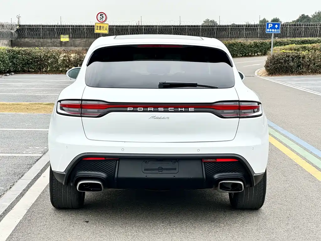 PORSCHE MACAN