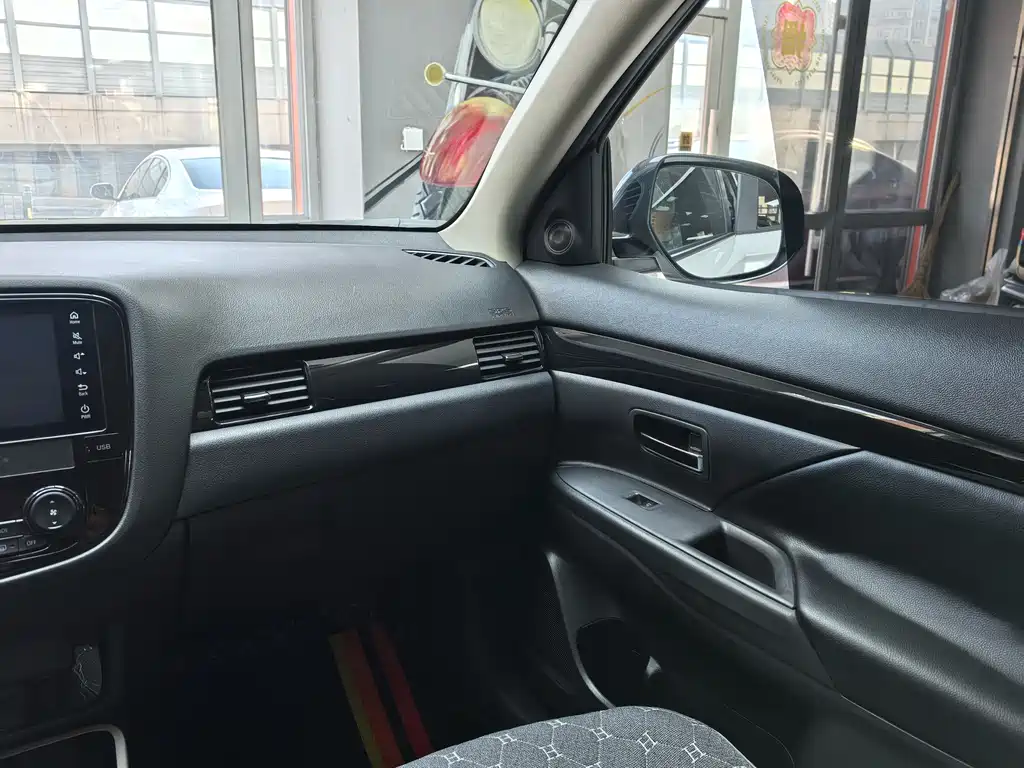 MITSUBISHI OUTLANDER