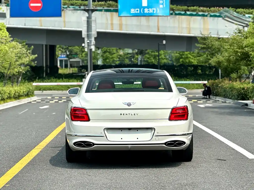Bentley Flying Spur PHEV — миниатюра 7