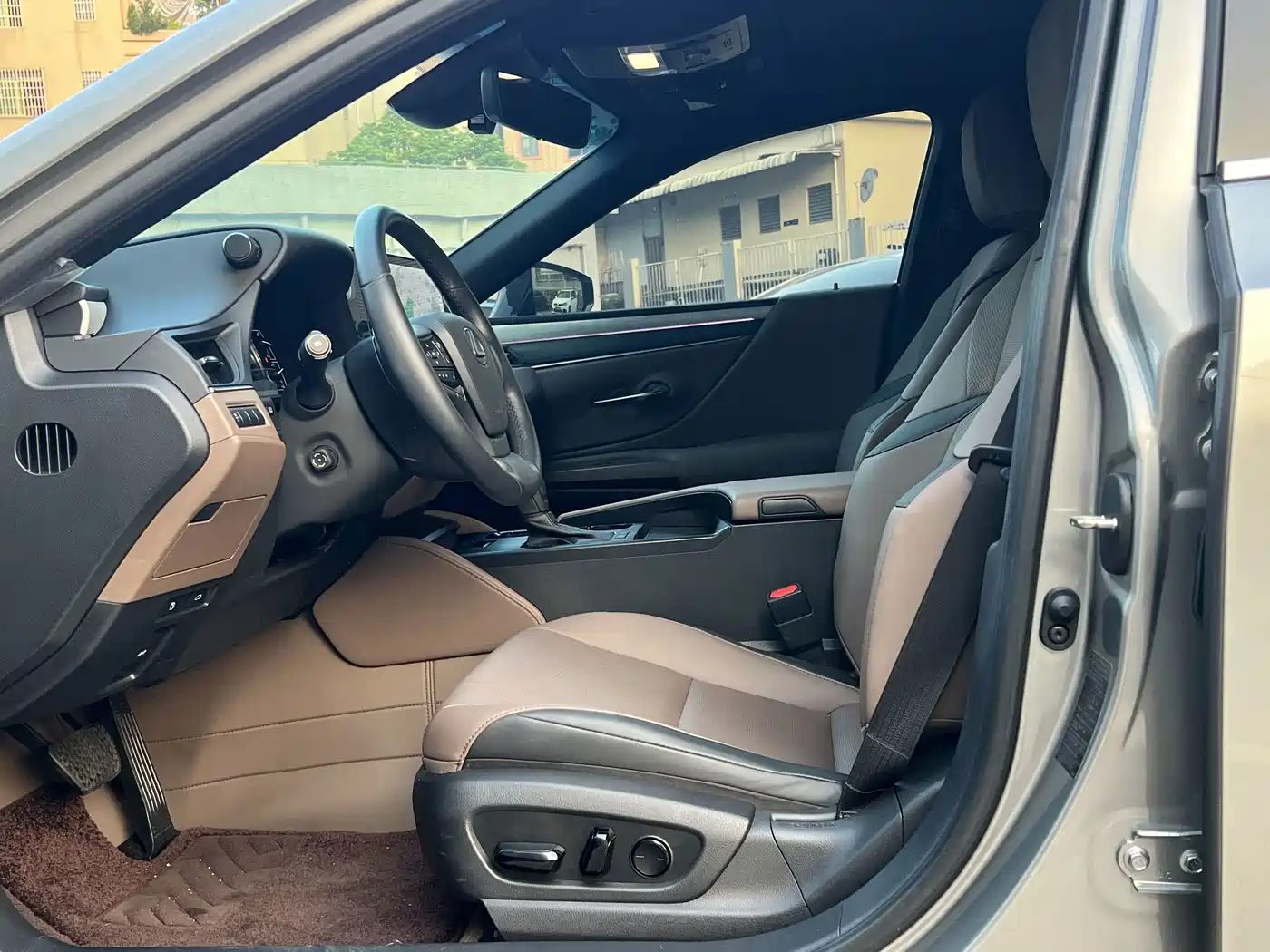 Lexus ES 2024 Silver/gray из Китая