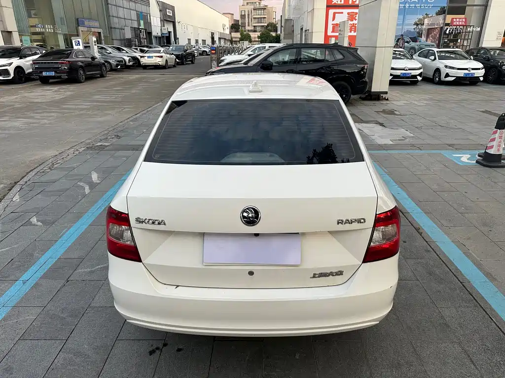 Skoda Rapid — миниатюра 6