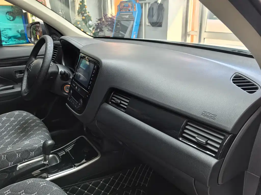 MITSUBISHI OUTLANDER