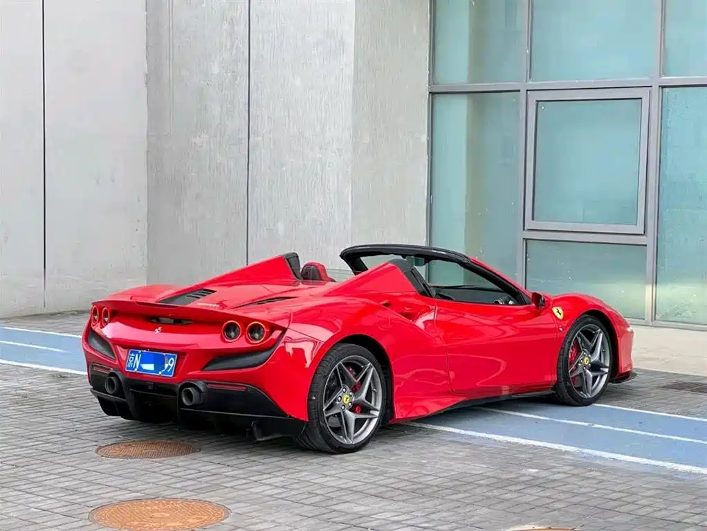 FERRARI F8