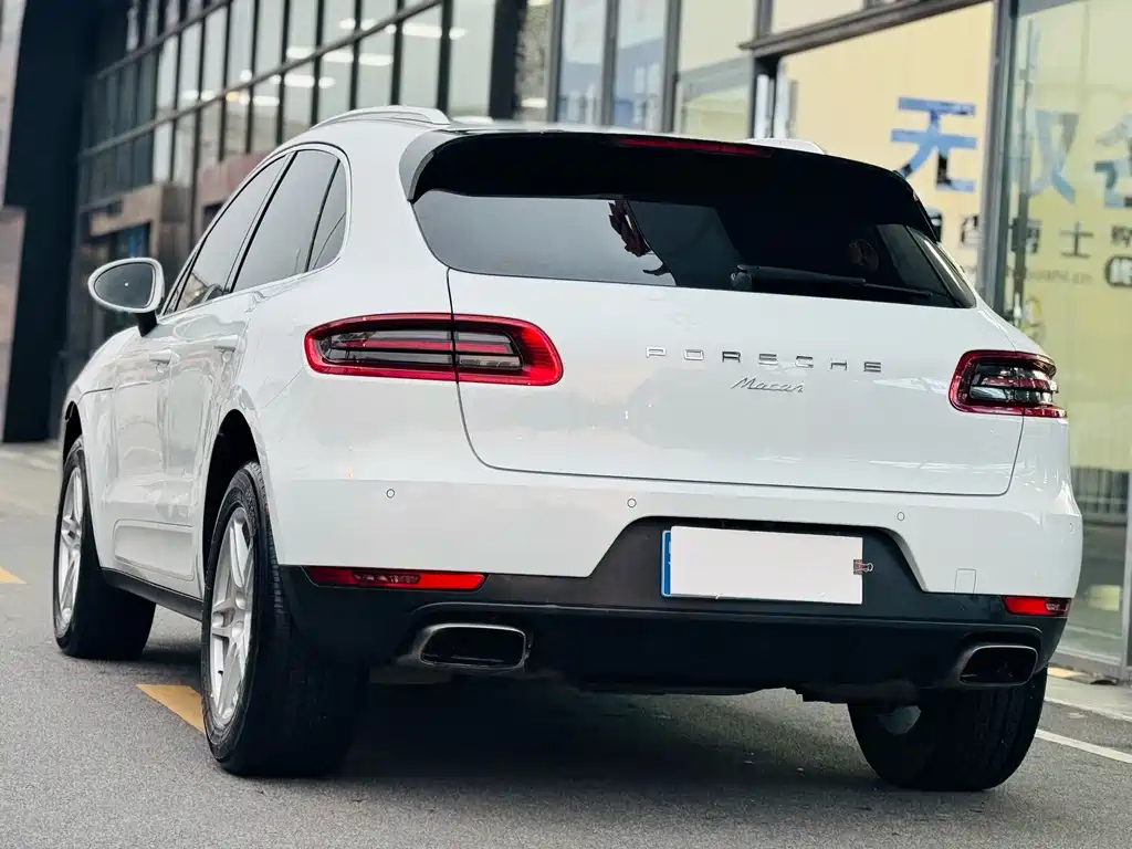 PORSCHE MACAN