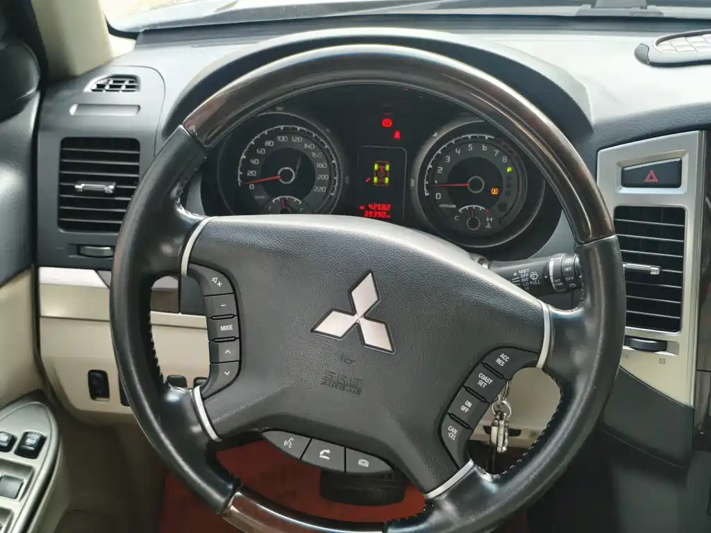 Mitsubishi Pajero (Import) — миниатюра 12