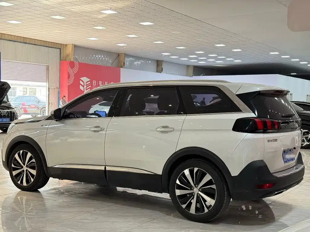 PEUGEOT 5008