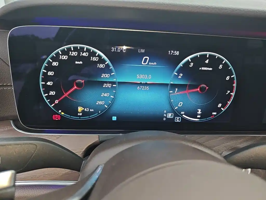 Mercedes-Benz E-Class — миниатюра 12