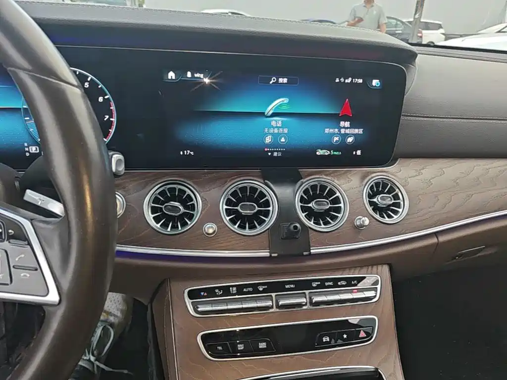 Mercedes-Benz E-Class — миниатюра 13
