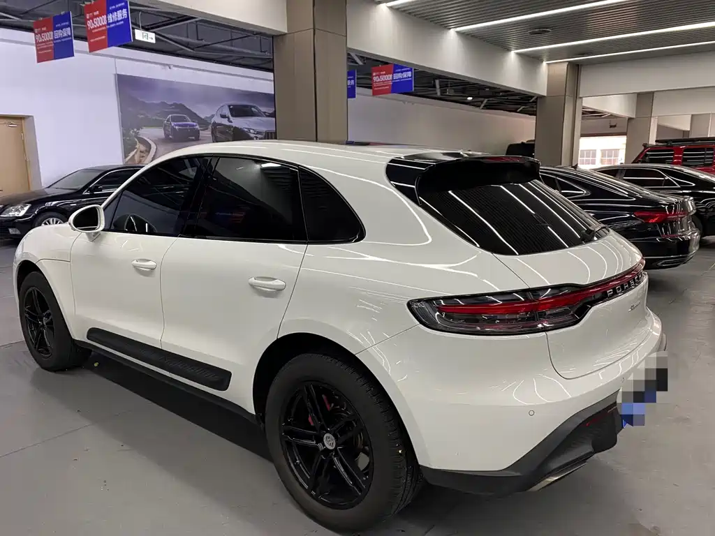 PORSCHE MACAN
