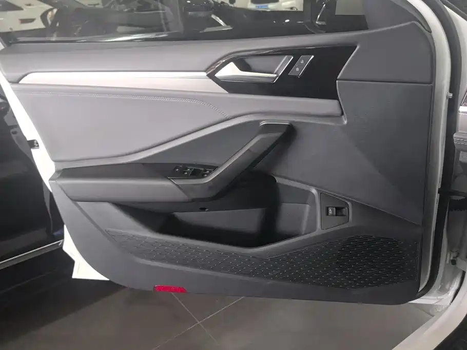 Volkswagen Sagitar — миниатюра 7