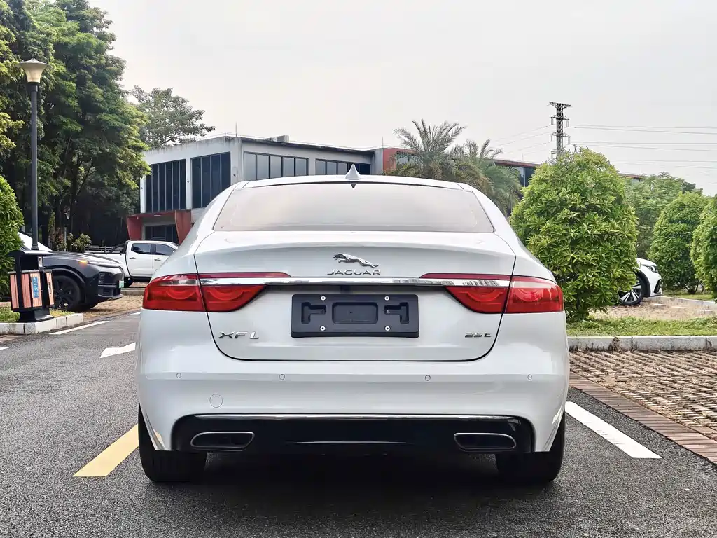 Jaguar XFL — миниатюра 6