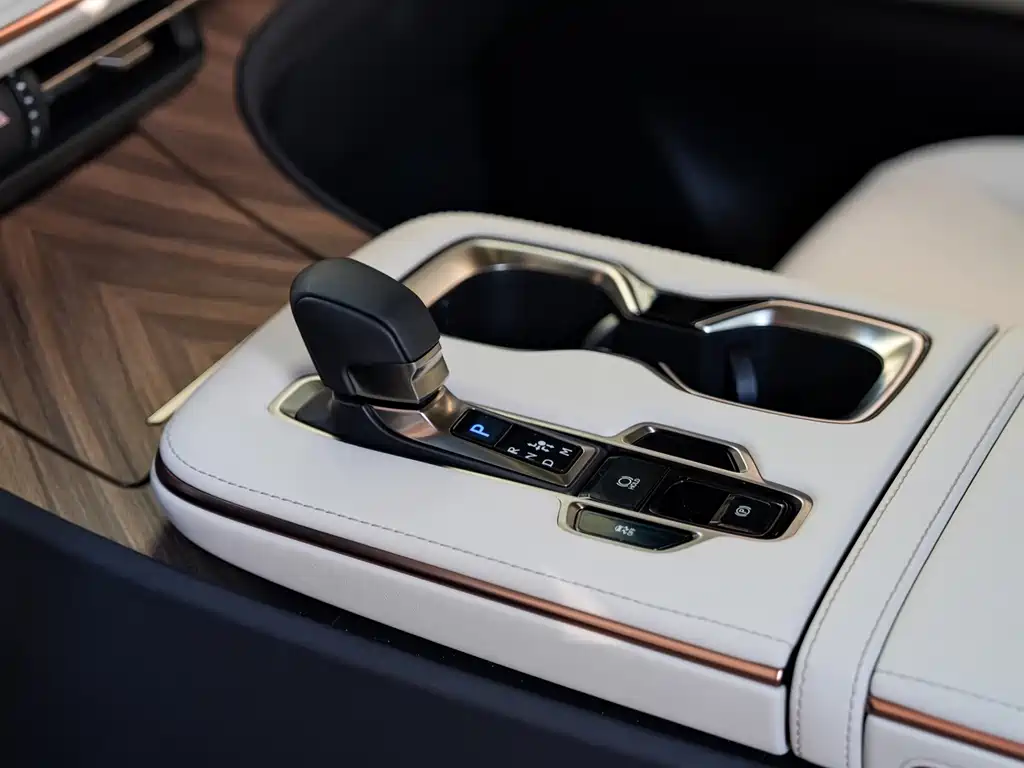 Lexus LM — миниатюра 12