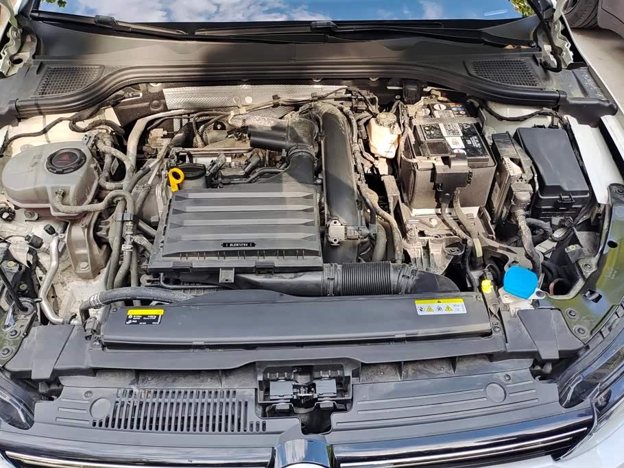 Volkswagen Golf 1.4 л 2024 г. Белый, пробег 17600 км