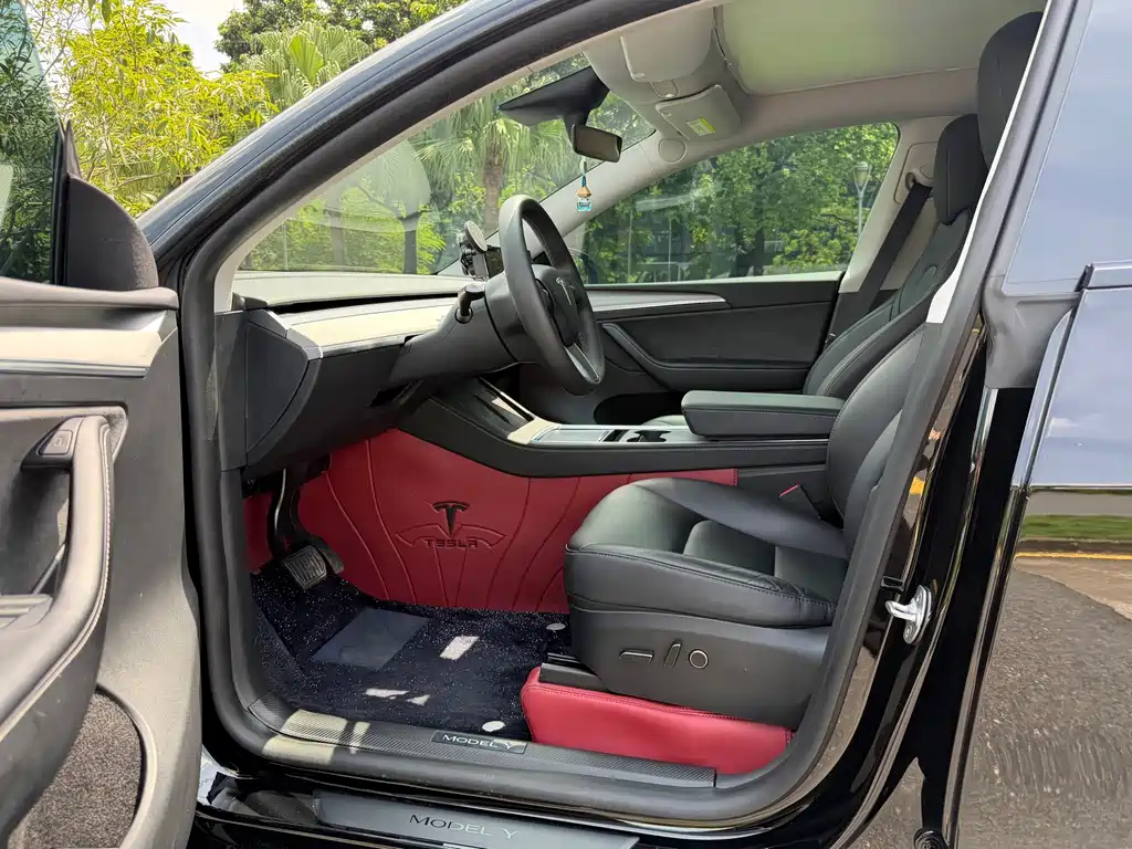 Tesla Model Y — миниатюра 8
