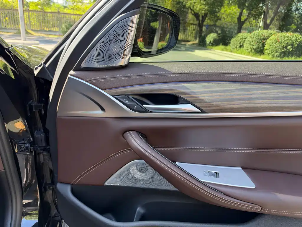 BMW 5 Series New Energy — миниатюра 20