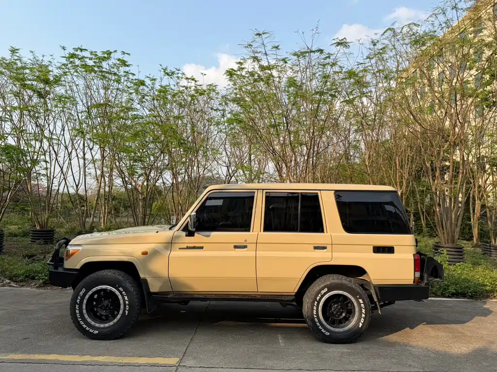 Toyota Land Cruiser LC76 2015 4.0L MT