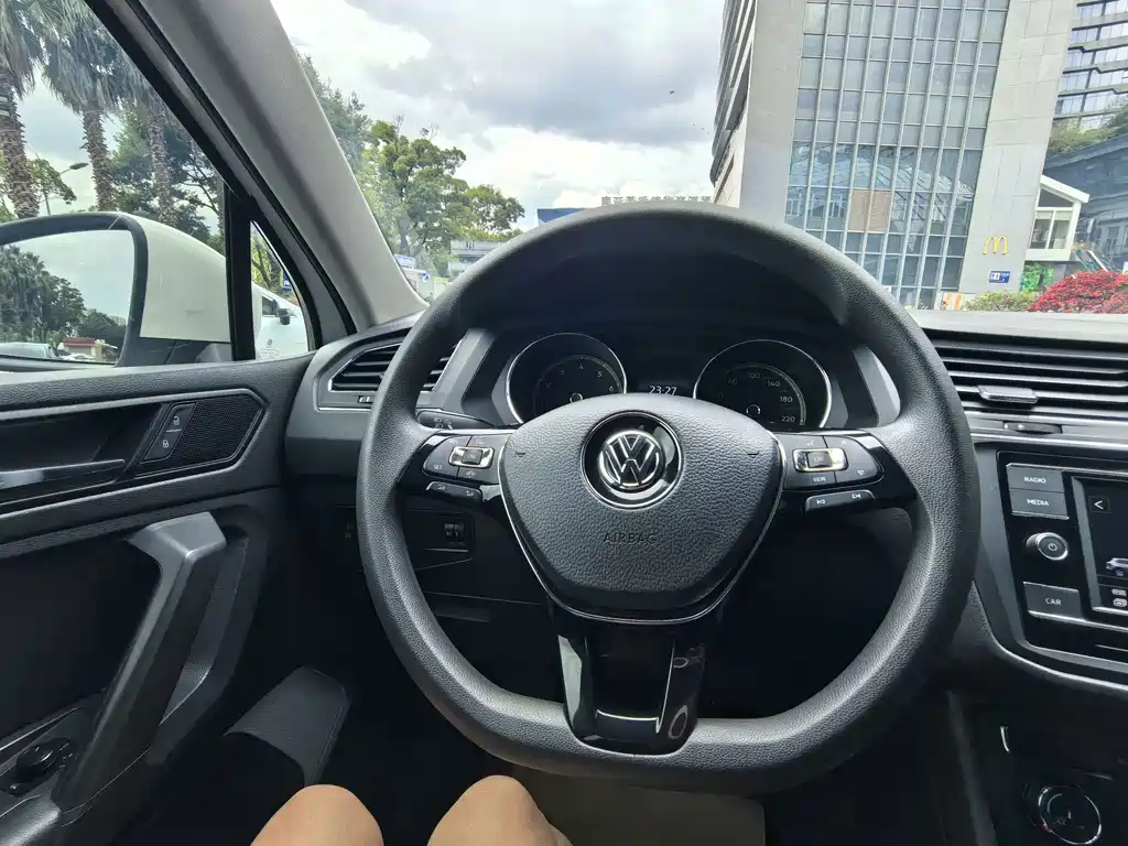 Volkswagen Tiguan L — миниатюра 15