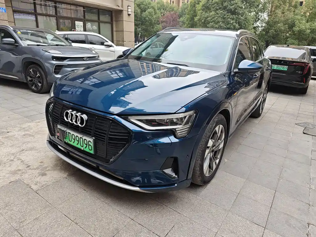 AUDI E TRON