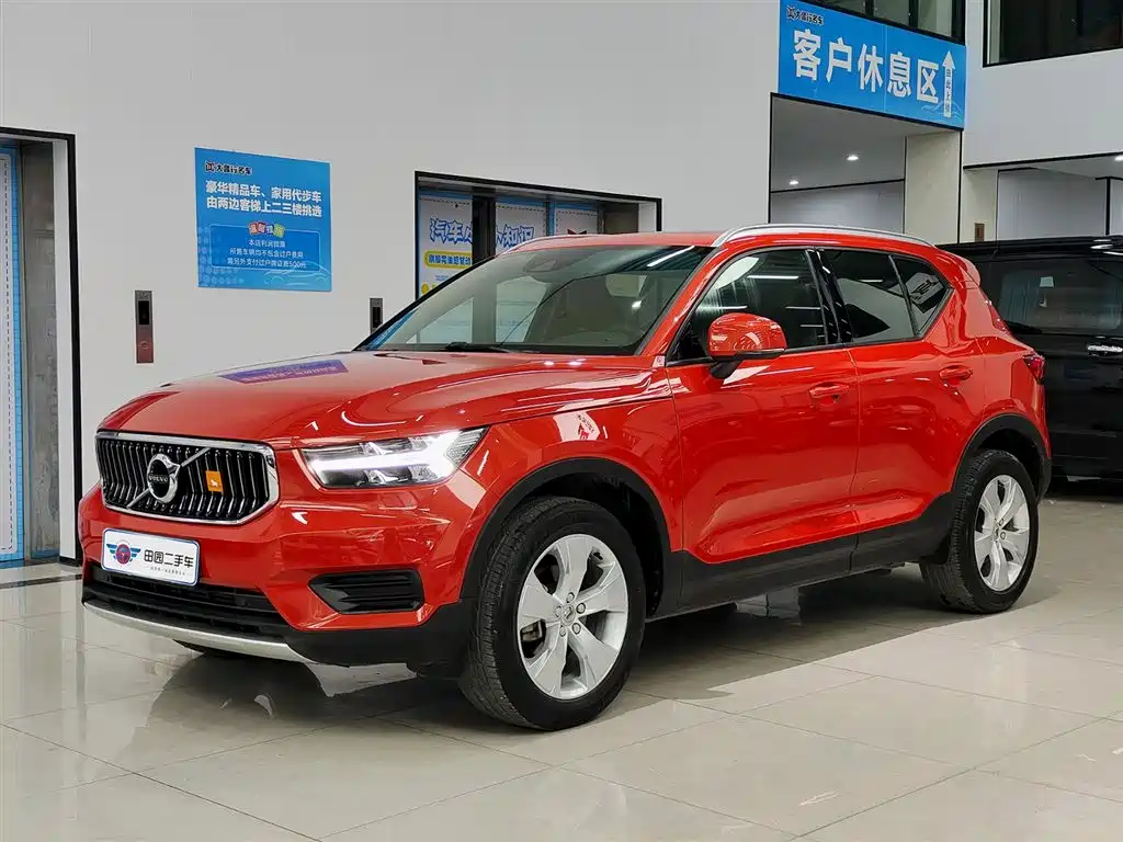 VOLVO XC40