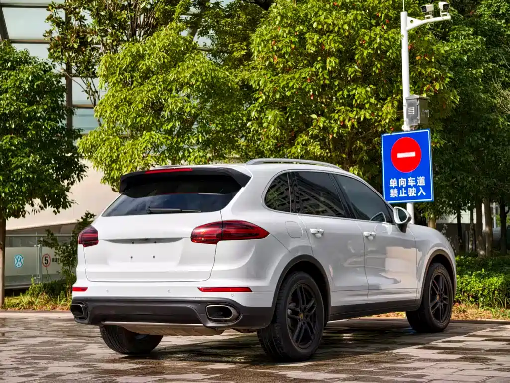 Porsche Cayenne — миниатюра 7