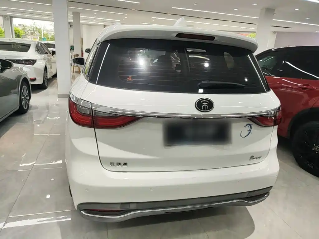 BYD MAX — миниатюра 6