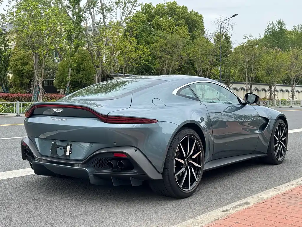 Aston Martin V8 Vantage 2018 4.0T V8 Coupe