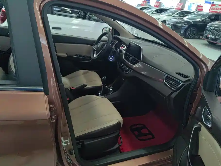 Baojun 310W — миниатюра 8