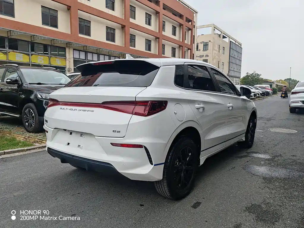 BYD E2