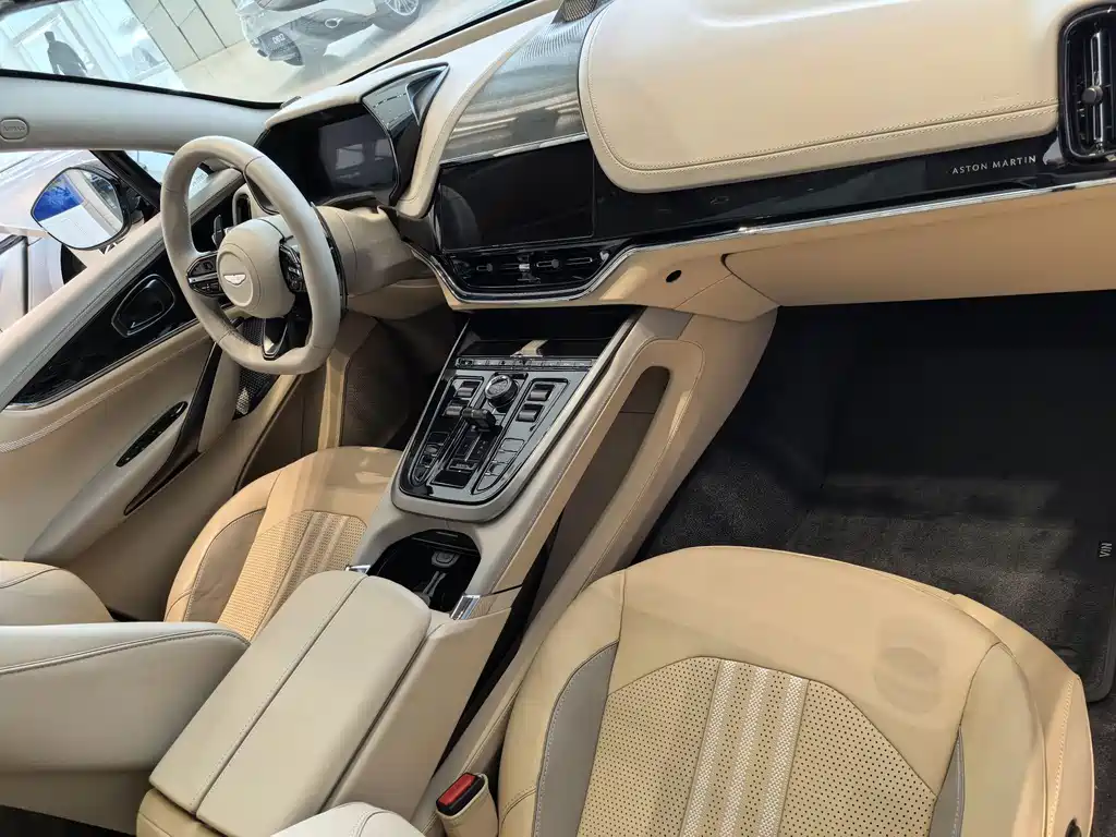 Aston Martin DBX 2025 4.0T V8 707