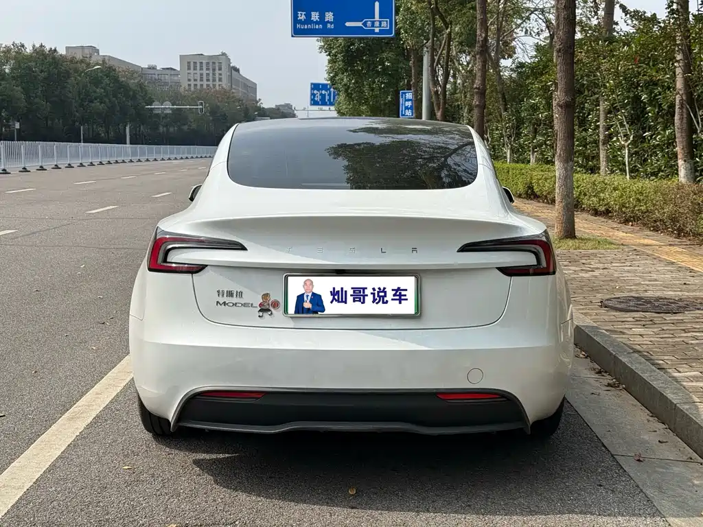 Tesla Model 3 — миниатюра 5