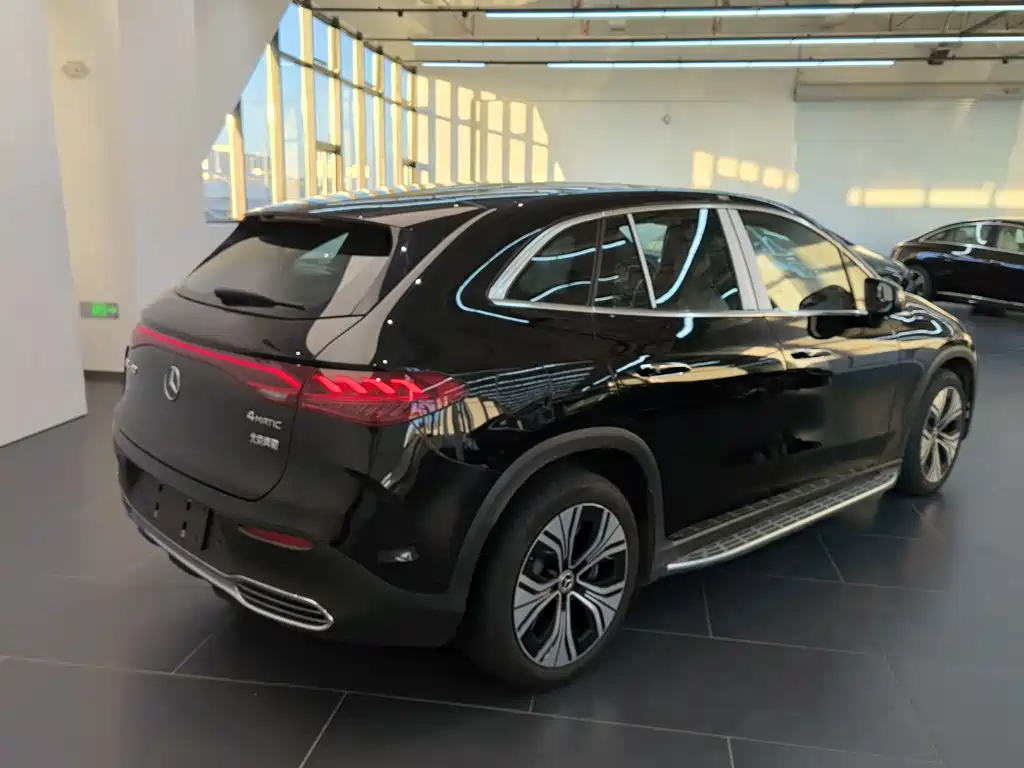 Mercedes-Benz EQE SUV — миниатюра 11