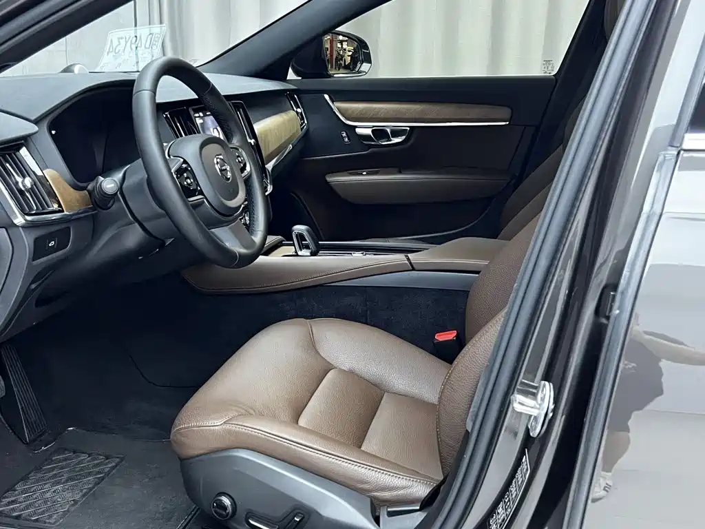 Volvo S90 2024 B5 Luxury