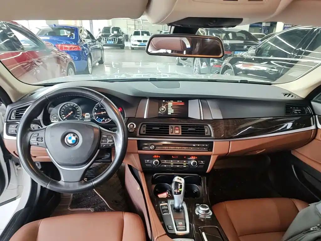 BMW 5 Series — миниатюра 10
