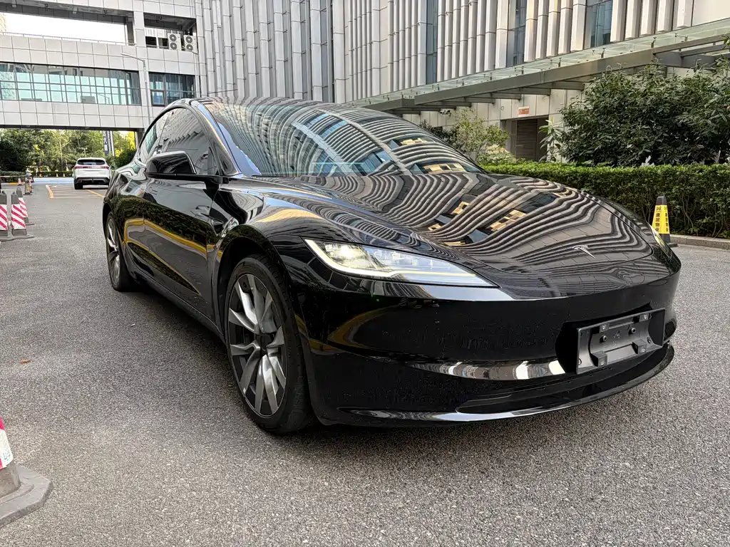 Tesla Model 3 — миниатюра 3