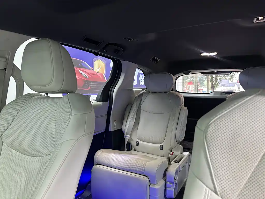 Toyota Sienna — миниатюра 24