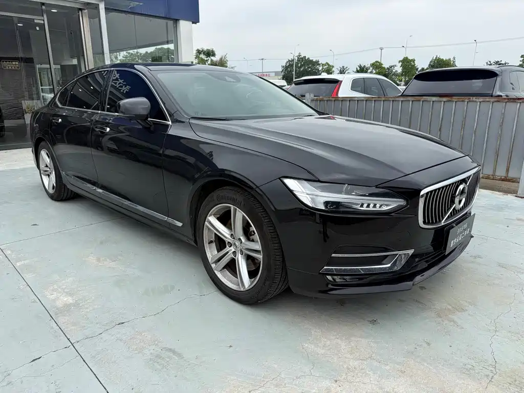Купить Volvo S90