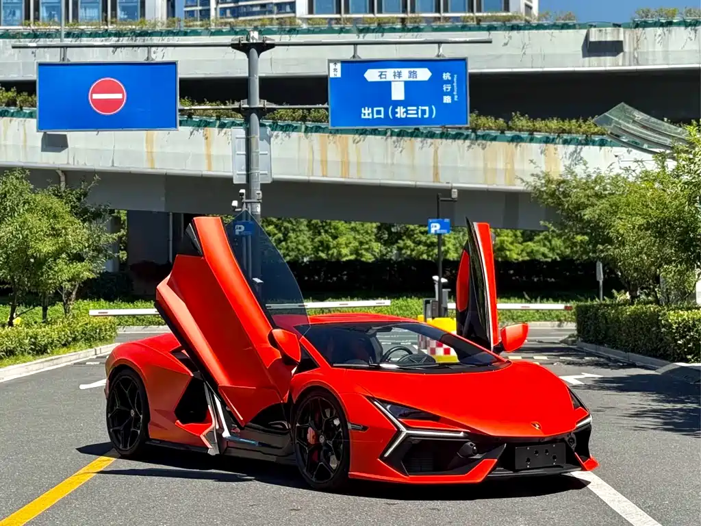 Lamborghini Revuelto — миниатюра 2