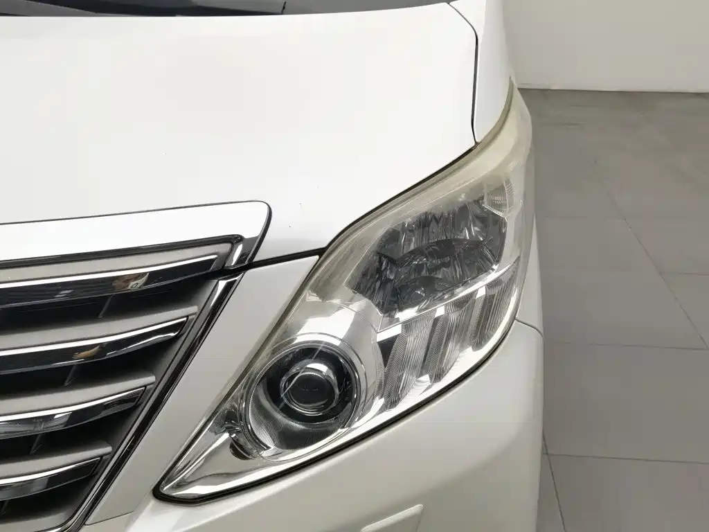 Toyota Alphard — миниатюра 7