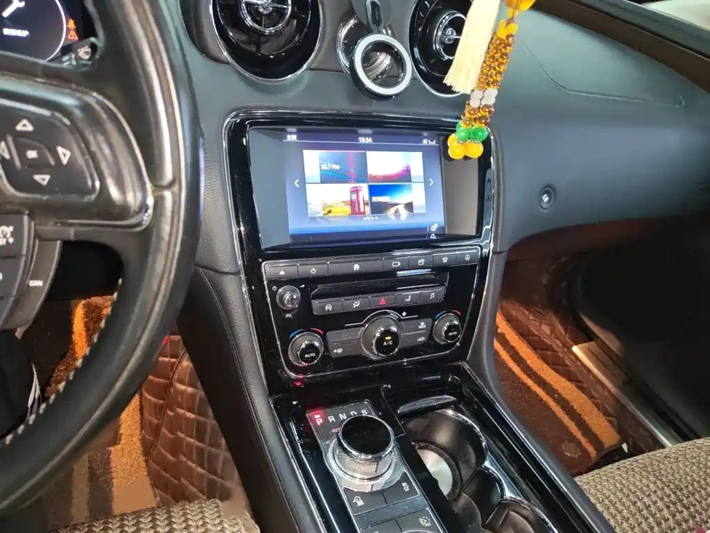 Jaguar XJ — миниатюра 6