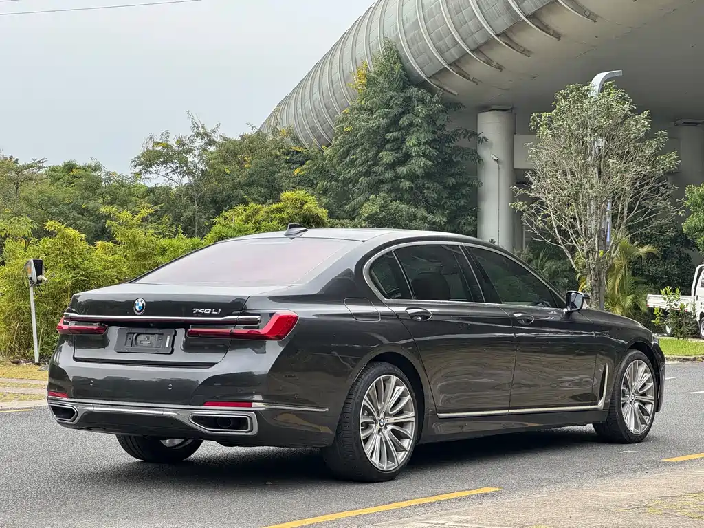 BMW 7 Series — миниатюра 5